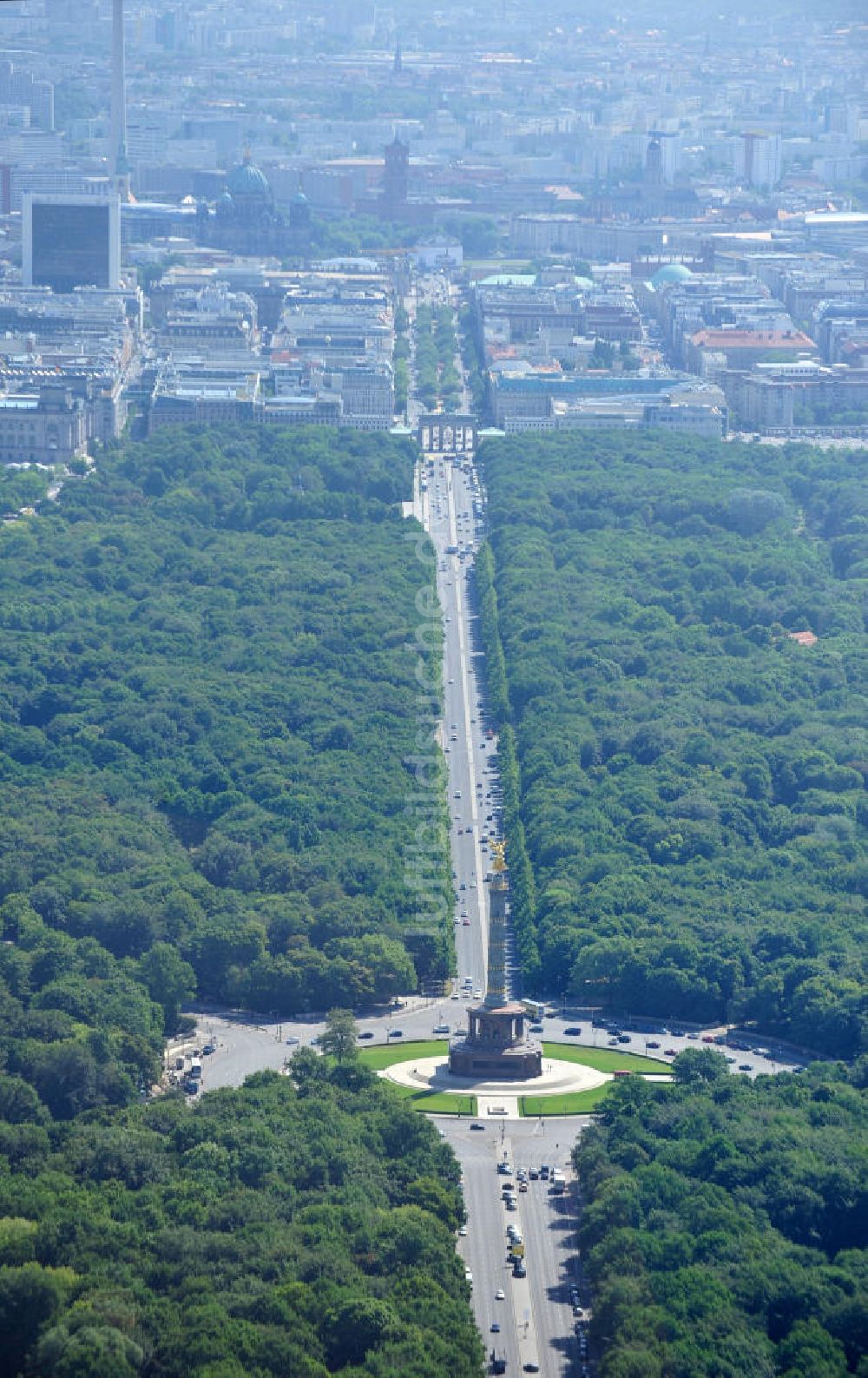 Berlin aus der Vogelperspektive: Neuvergoldung der Viktoria auf der Berliner Siegessäule