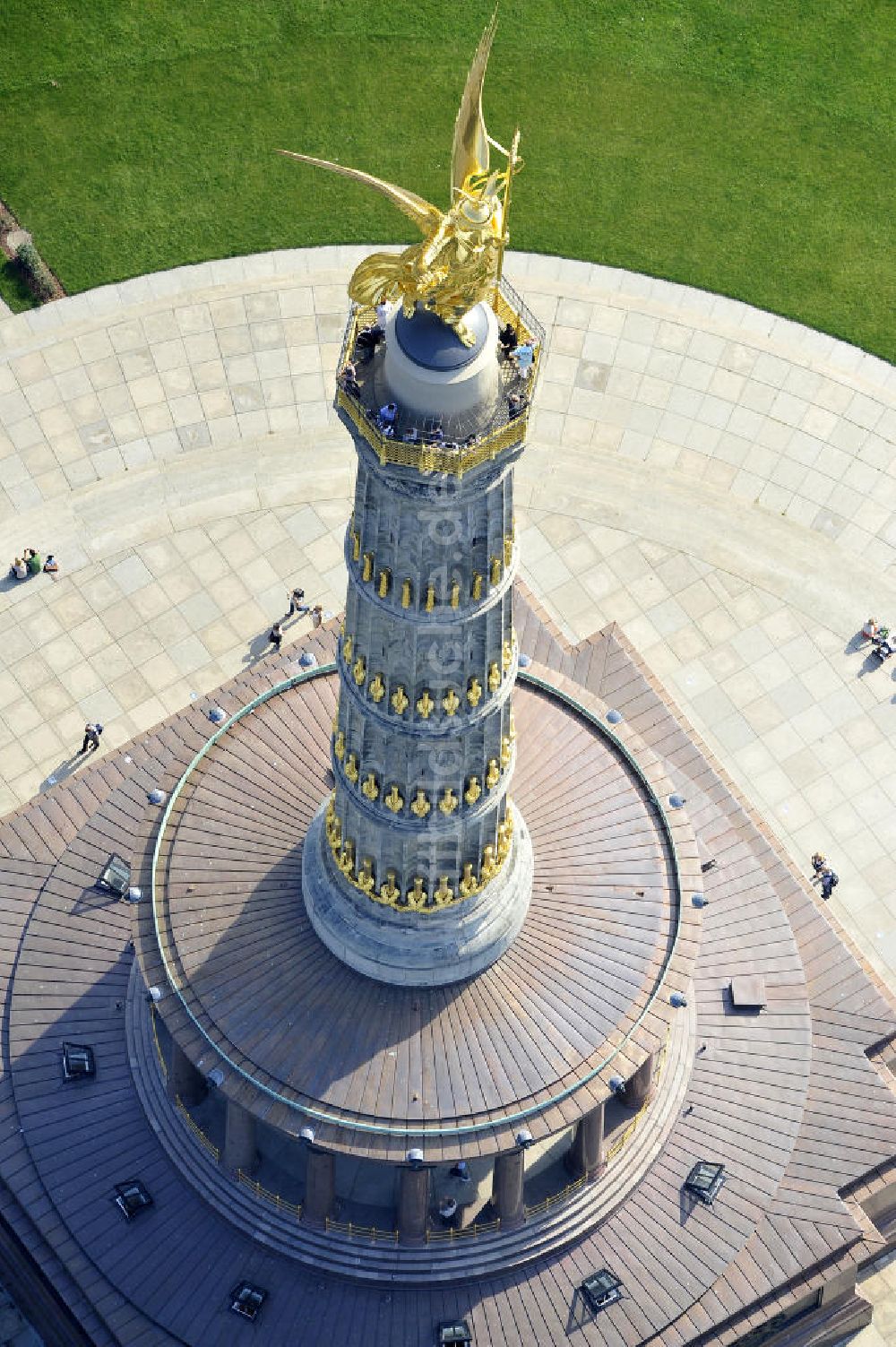 Luftaufnahme Berlin - Tiergarten - Neuvergoldung der Viktoria auf der Berliner Siegessäule