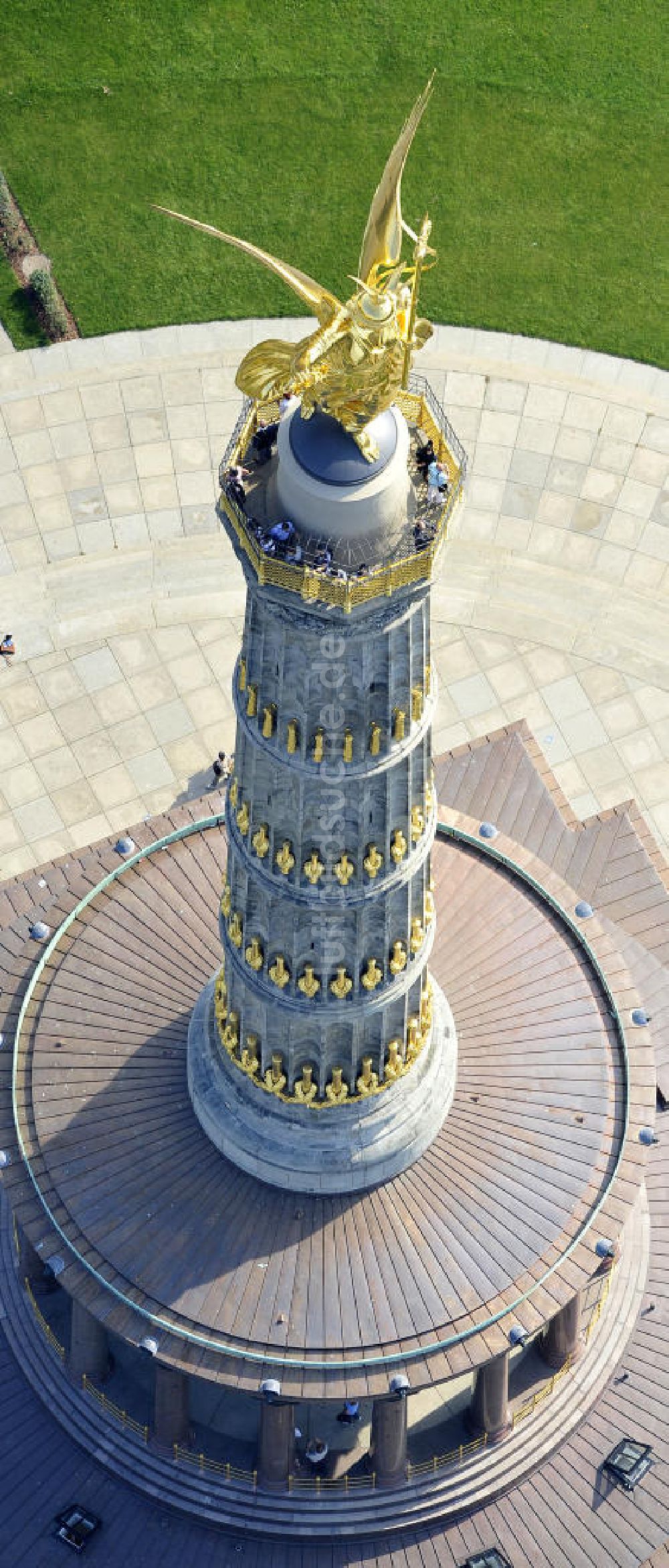 Berlin - Tiergarten von oben - Neuvergoldung der Viktoria auf der Berliner Siegessäule