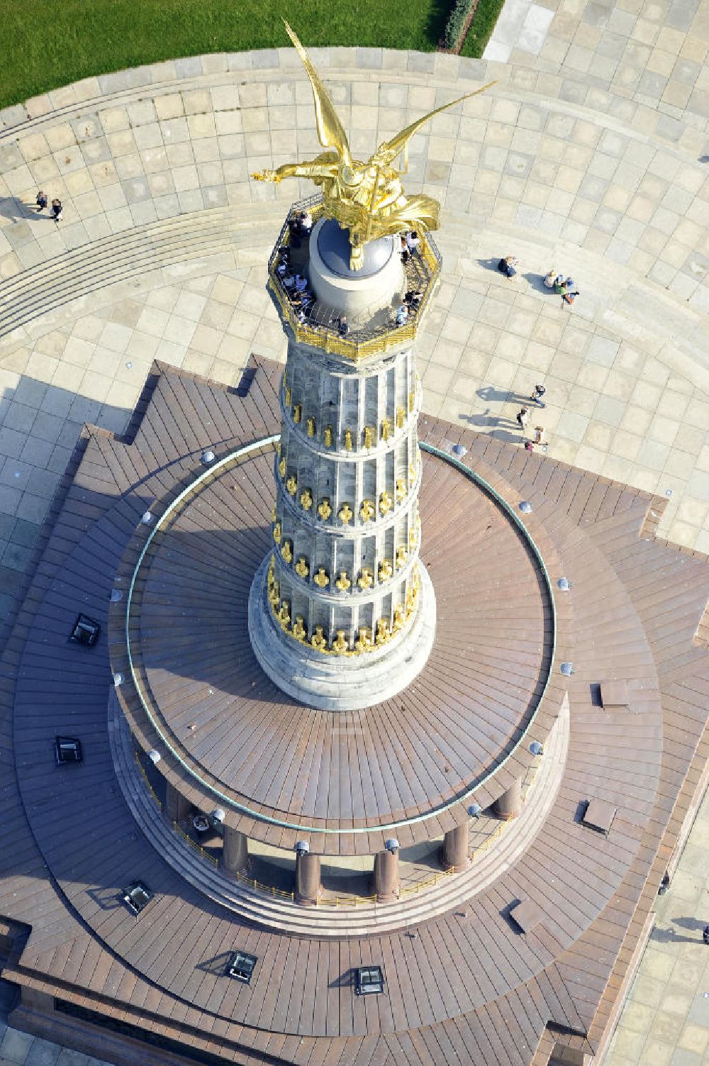 Luftbild Berlin - Tiergarten - Neuvergoldung der Viktoria auf der Berliner Siegessäule