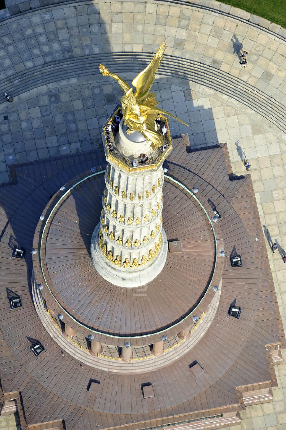 Luftaufnahme Berlin - Tiergarten - Neuvergoldung der Viktoria auf der Berliner Siegessäule