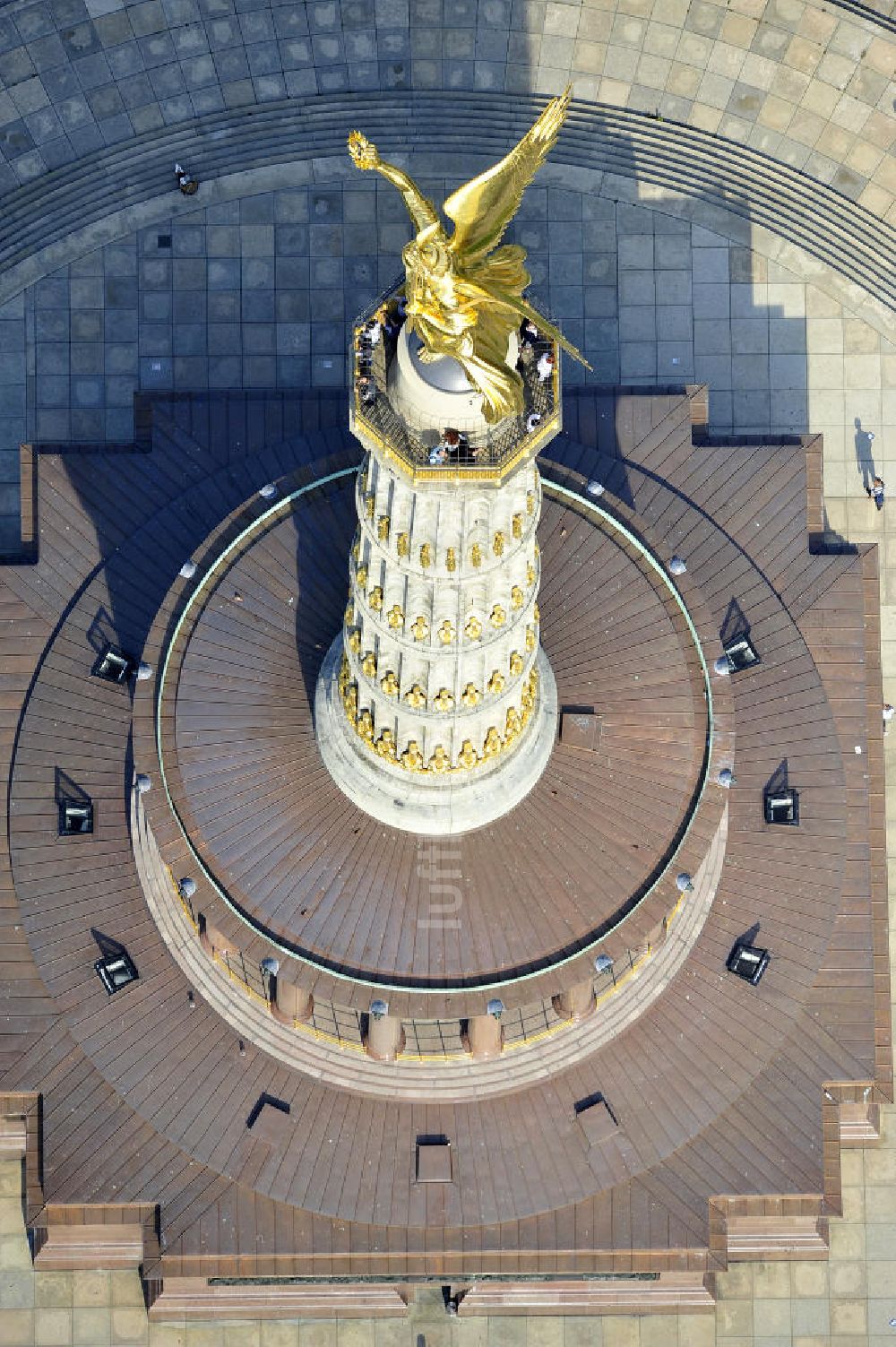 Berlin - Tiergarten von oben - Neuvergoldung der Viktoria auf der Berliner Siegessäule