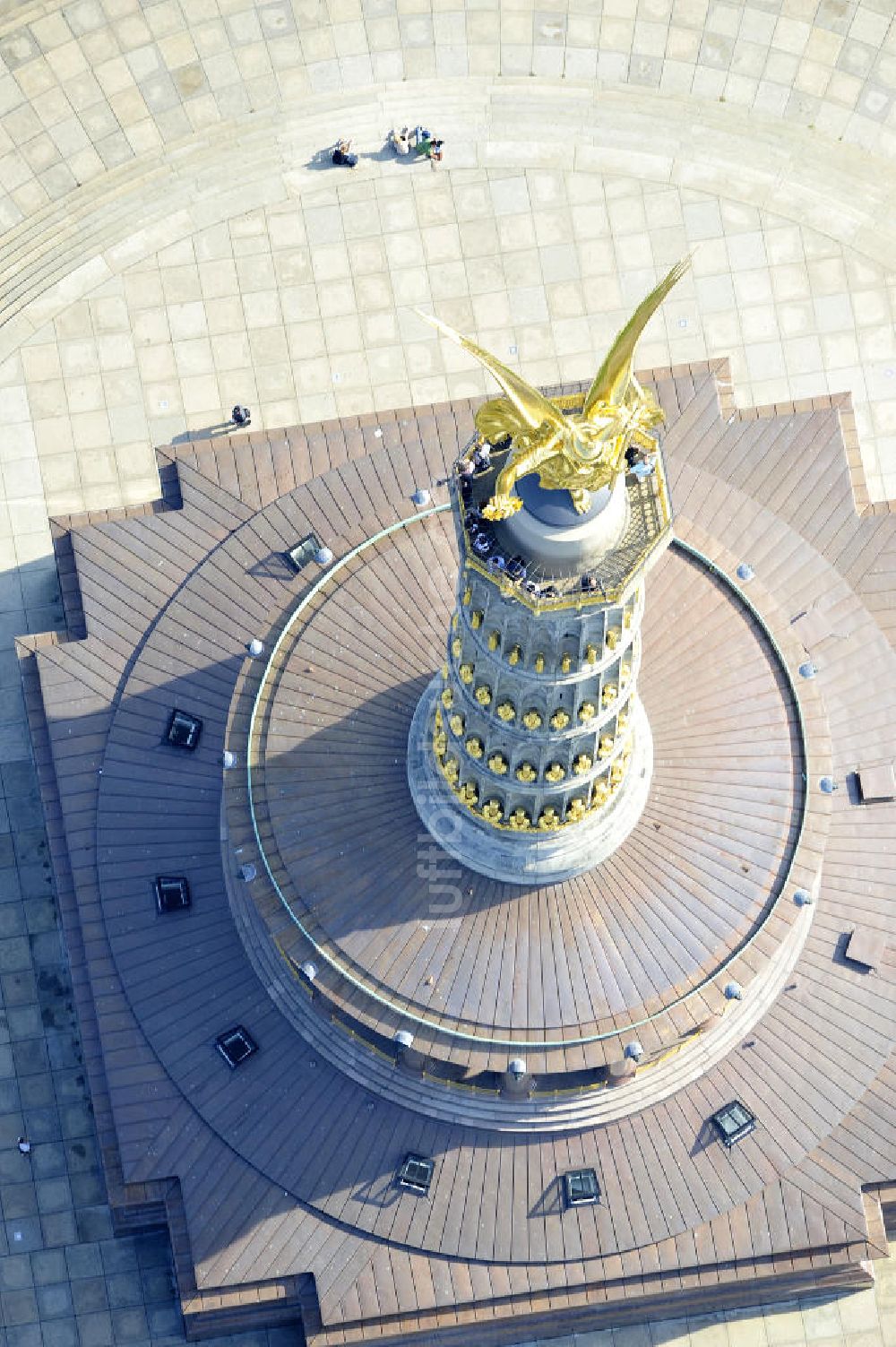 Luftaufnahme Berlin - Tiergarten - Neuvergoldung der Viktoria auf der Berliner Siegessäule