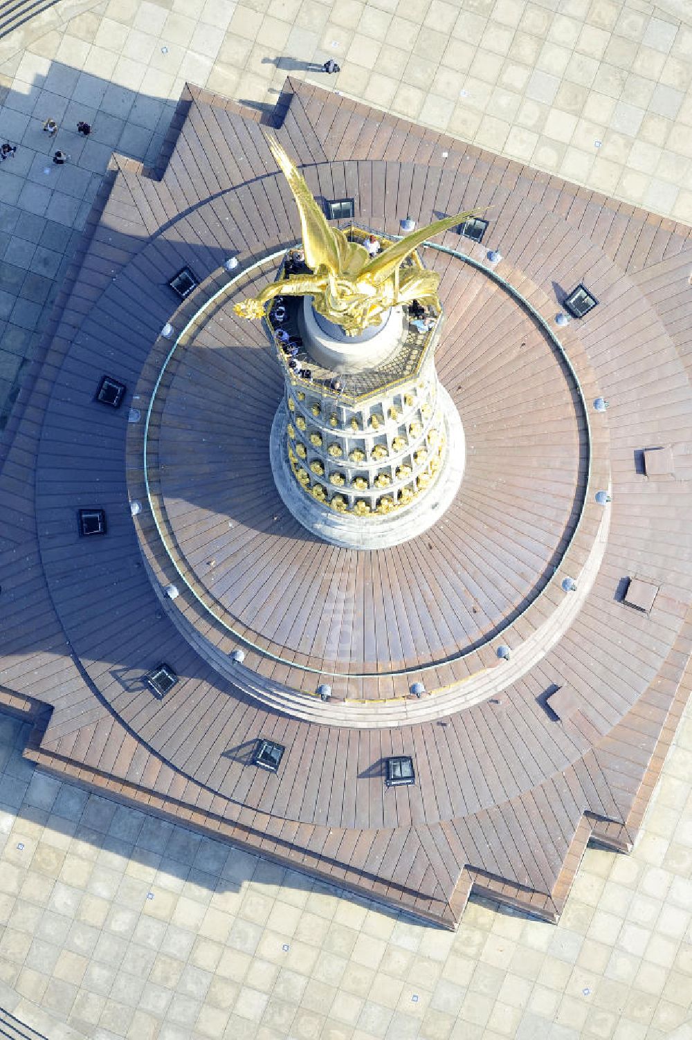 Berlin - Tiergarten von oben - Neuvergoldung der Viktoria auf der Berliner Siegessäule