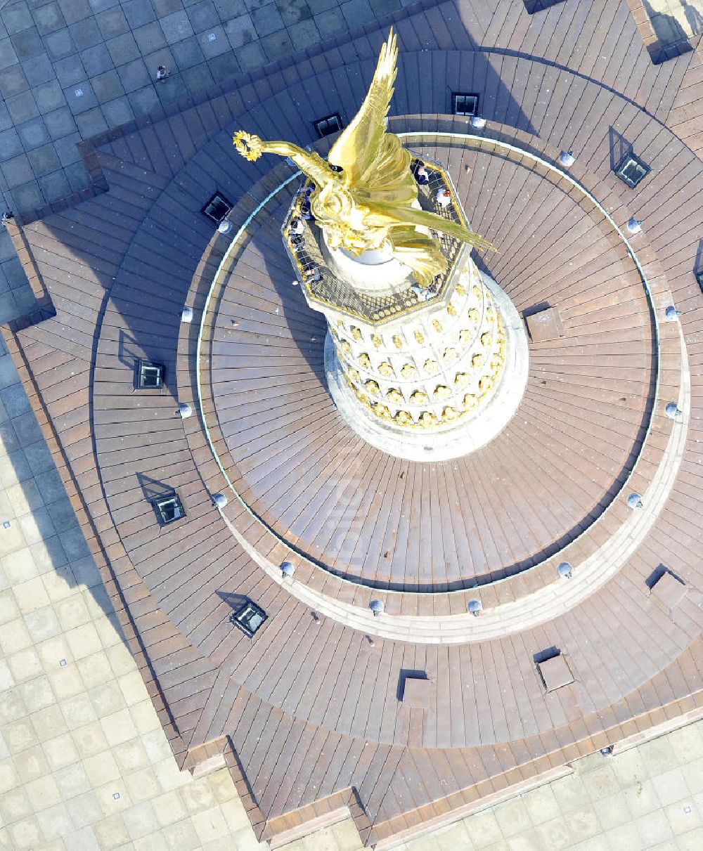 Berlin - Tiergarten aus der Vogelperspektive: Neuvergoldung der Viktoria auf der Berliner Siegessäule