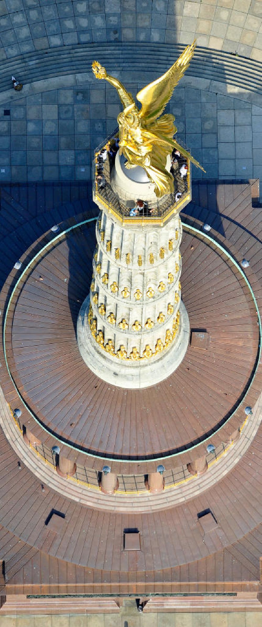 Luftbild Berlin - Tiergarten - Neuvergoldung der Viktoria auf der Berliner Siegessäule