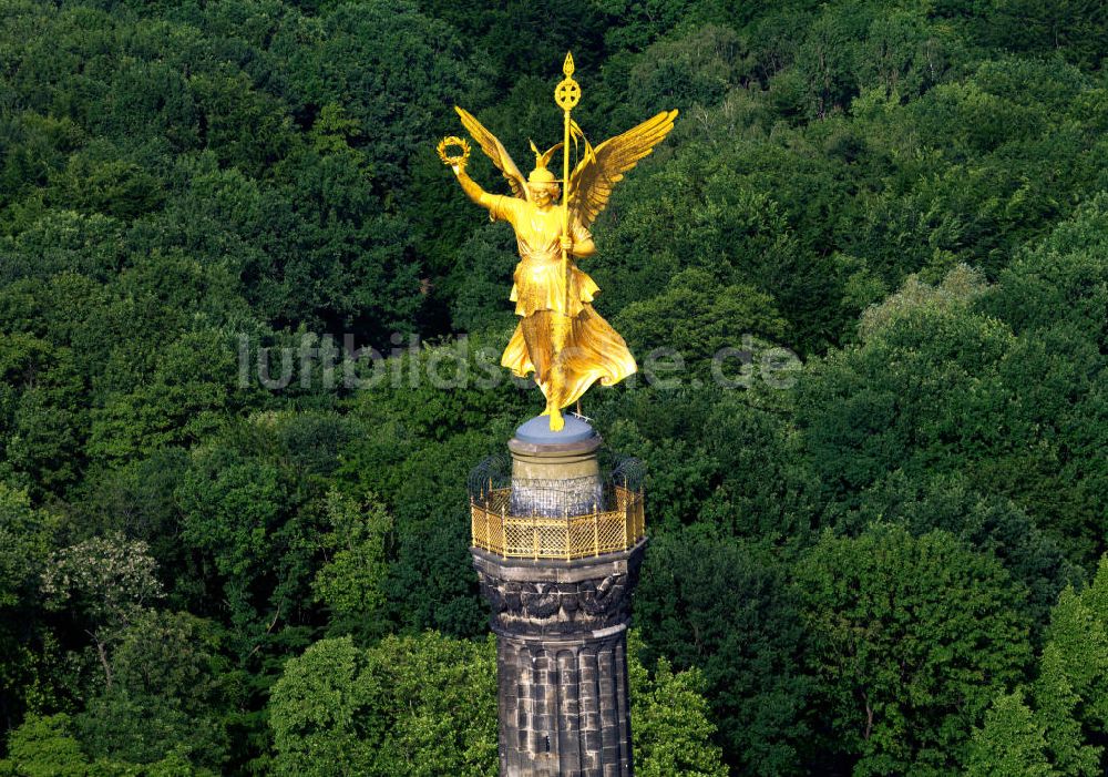 Luftaufnahme Berlin - Neuvergoldung der Viktoria auf der Berliner Siegessäule