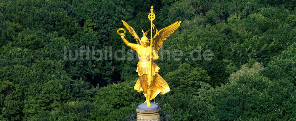 Berlin von oben - Neuvergoldung der Viktoria auf der Berliner Siegessäule