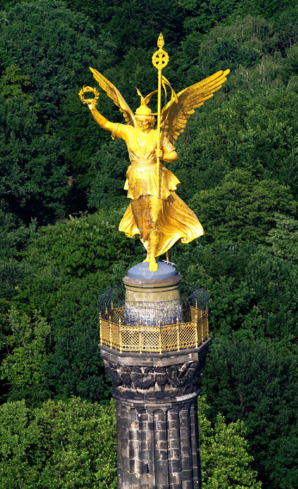 Berlin aus der Vogelperspektive: Neuvergoldung der Viktoria auf der Berliner Siegessäule