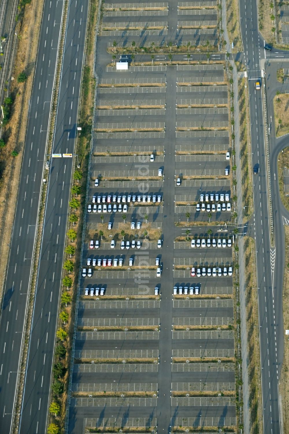 Luftaufnahme Schönefeld - Neuwagen - Abstellfläche für Automobile in Schönefeld im Bundesland Brandenburg, Deutschland