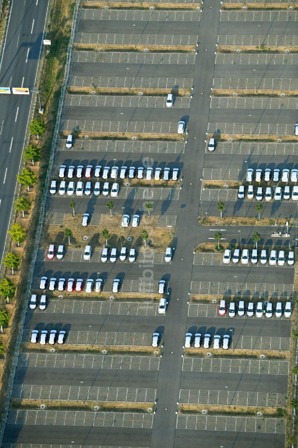 Schönefeld von oben - Neuwagen - Abstellfläche für Automobile in Schönefeld im Bundesland Brandenburg, Deutschland