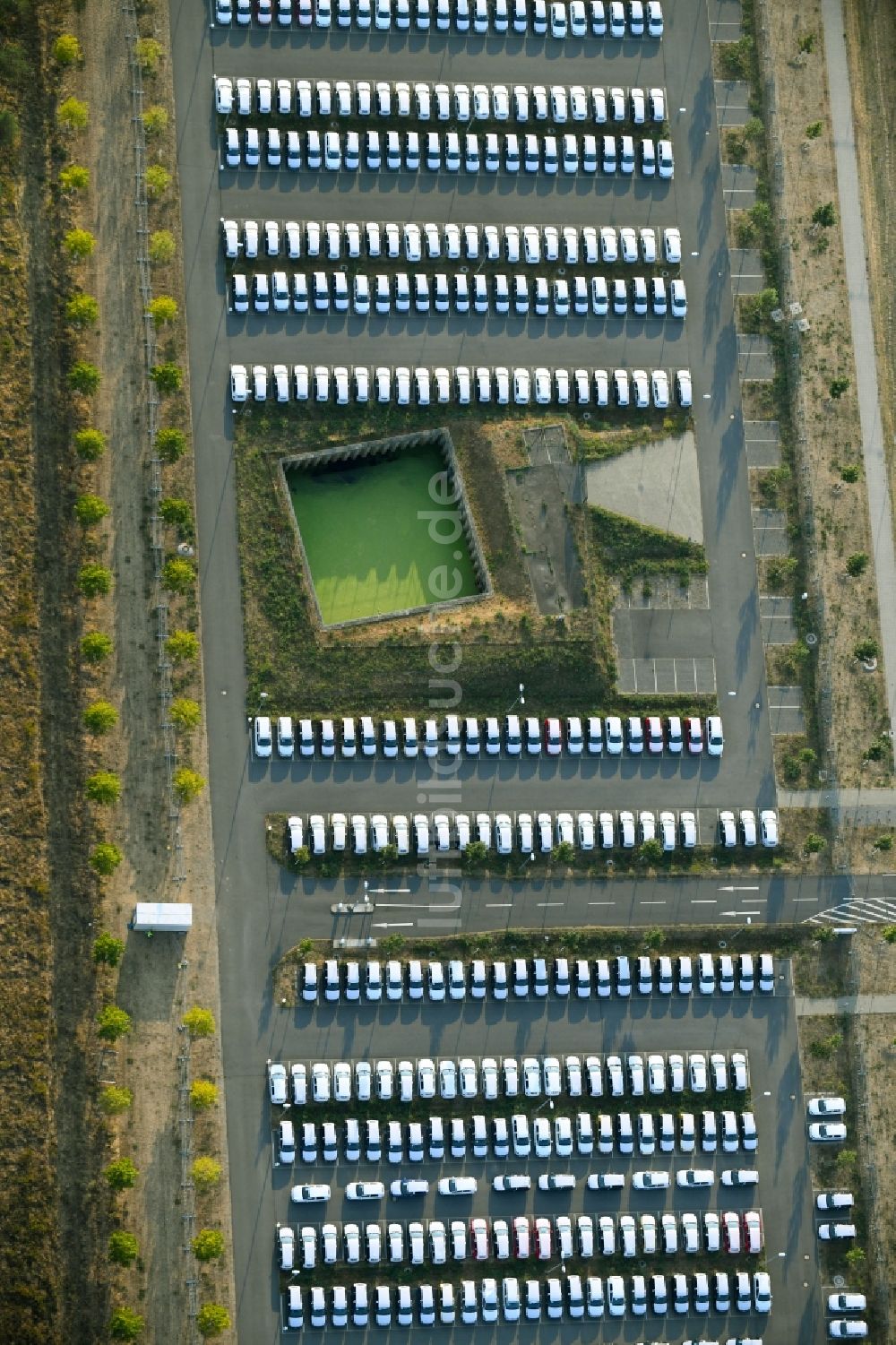 Luftaufnahme Schönefeld - Neuwagen - Abstellfläche für Automobile in Schönefeld im Bundesland Brandenburg, Deutschland