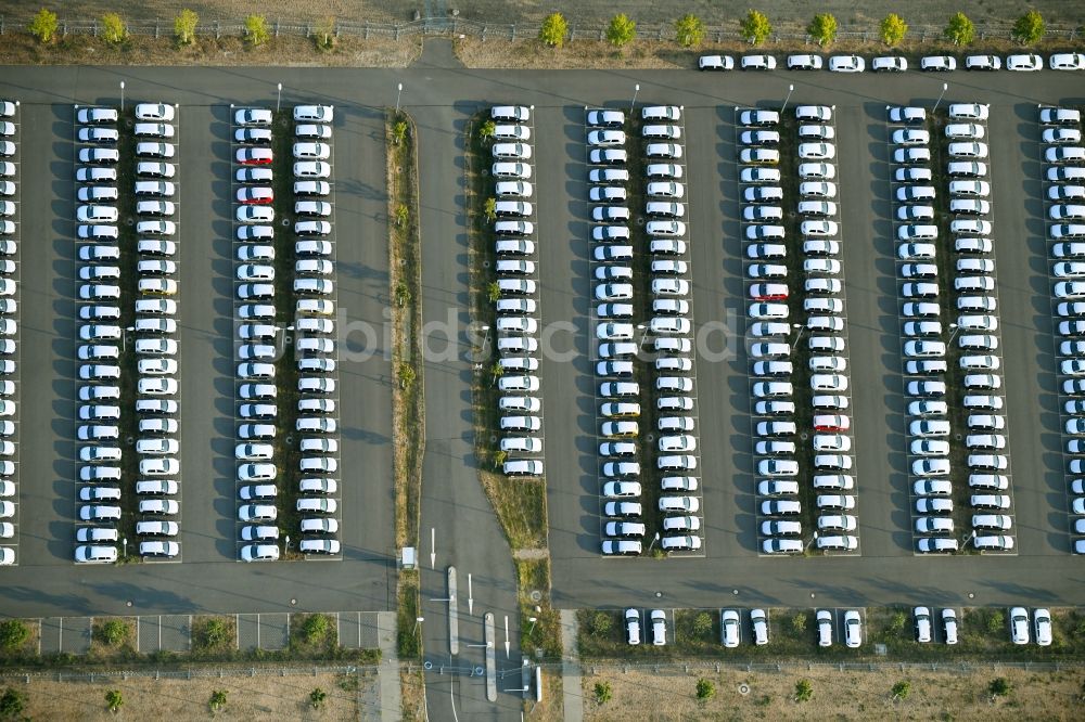 Schönefeld aus der Vogelperspektive: Neuwagen - Abstellfläche für Automobile in Schönefeld im Bundesland Brandenburg, Deutschland