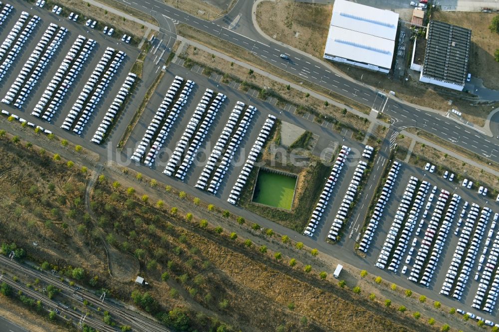 Schönefeld von oben - Neuwagen - Abstellfläche für Automobile in Schönefeld im Bundesland Brandenburg, Deutschland