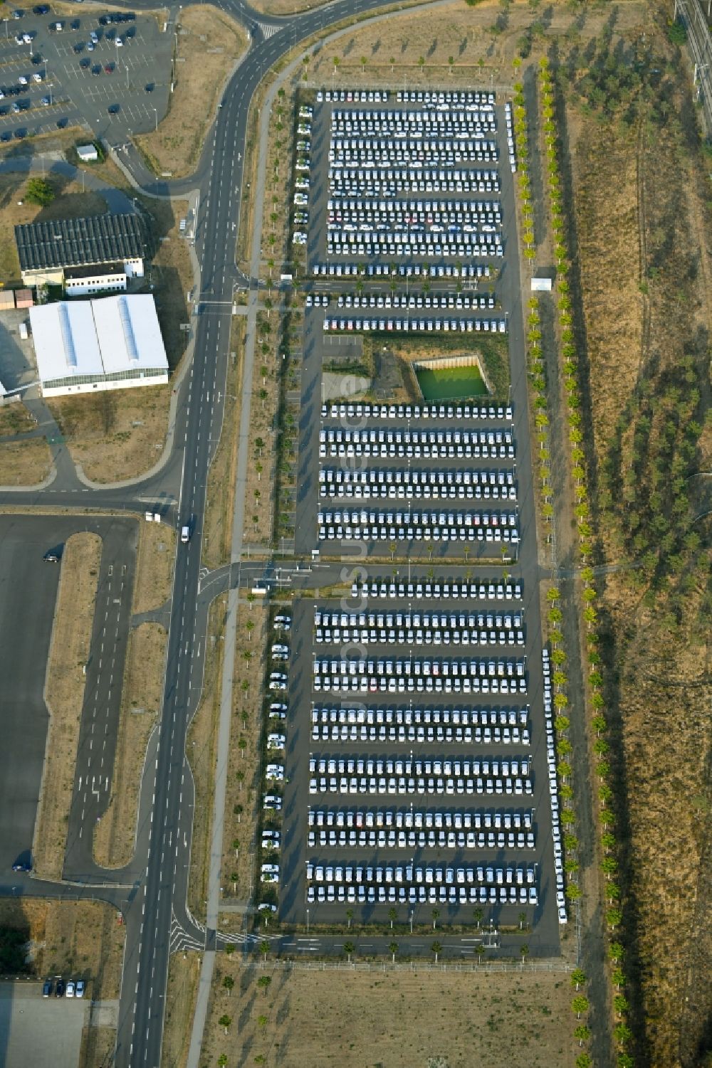 Luftaufnahme Schönefeld - Neuwagen - Abstellfläche für Automobile in Schönefeld im Bundesland Brandenburg, Deutschland