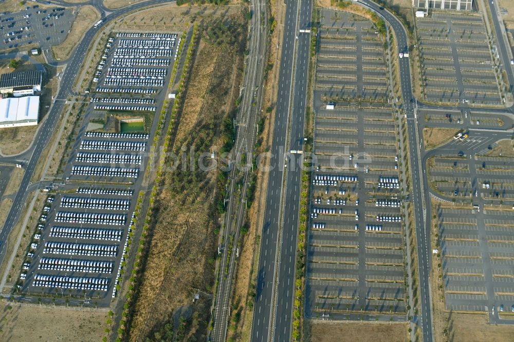 Schönefeld von oben - Neuwagen - Abstellfläche für Automobile in Schönefeld im Bundesland Brandenburg, Deutschland