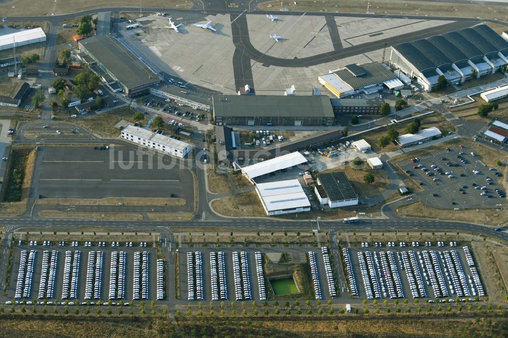 Schönefeld aus der Vogelperspektive: Neuwagen - Abstellfläche für Automobile in Schönefeld im Bundesland Brandenburg, Deutschland