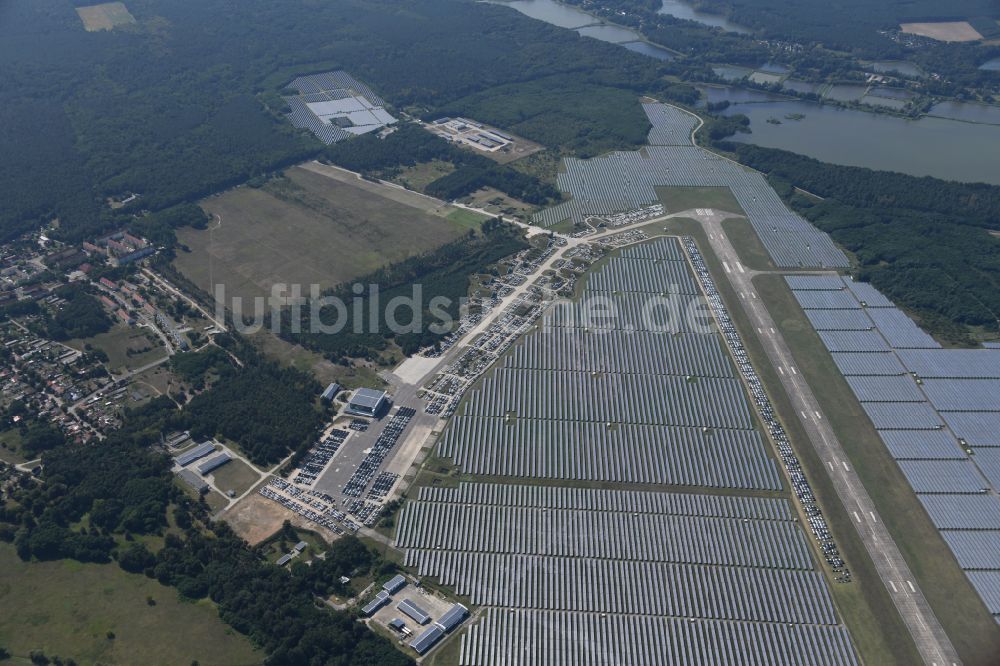 Neuhardenberg von oben - Neuwagenlager am Solarkraftwerk und Photovoltaik- Anlagen auf dem Flugplatz in Neuhardenberg im Bundesland Brandenburg, Deutschland