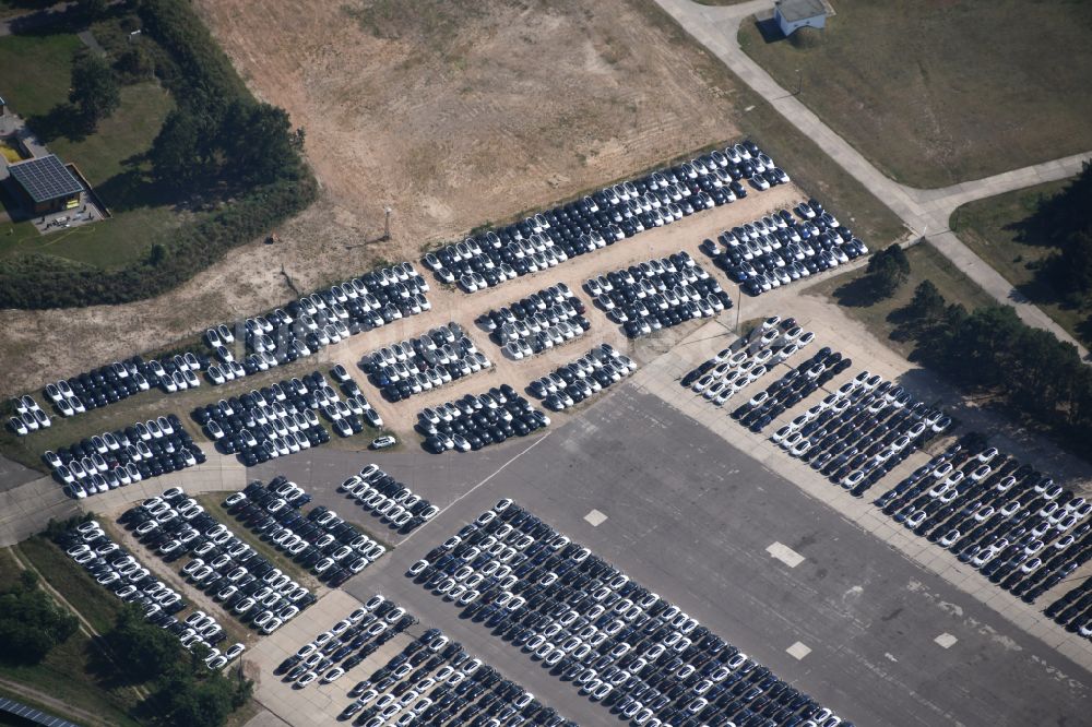 Neuhardenberg aus der Vogelperspektive: Neuwagenlager am Solarkraftwerk und Photovoltaik- Anlagen auf dem Flugplatz in Neuhardenberg im Bundesland Brandenburg, Deutschland