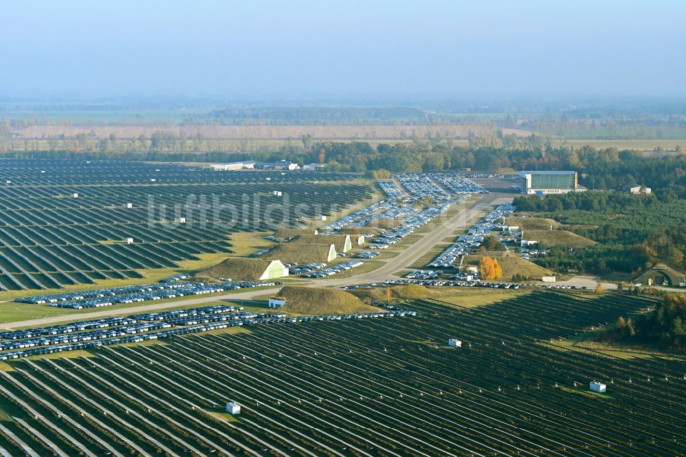 Luftbild Neuhardenberg - Neuwagenlager am Solarkraftwerk und Photovoltaik- Anlagen auf dem Flugplatz in Neuhardenberg im Bundesland Brandenburg, Deutschland