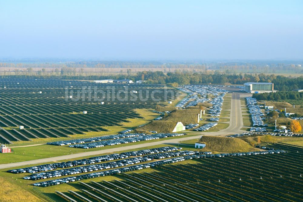 Luftaufnahme Neuhardenberg - Neuwagenlager am Solarkraftwerk und Photovoltaik- Anlagen auf dem Flugplatz in Neuhardenberg im Bundesland Brandenburg, Deutschland