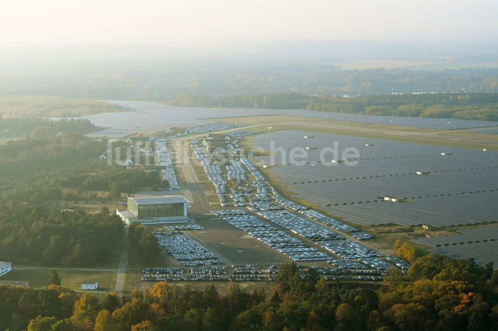 Neuhardenberg von oben - Neuwagenlager am Solarkraftwerk und Photovoltaik- Anlagen auf dem Flugplatz in Neuhardenberg im Bundesland Brandenburg, Deutschland