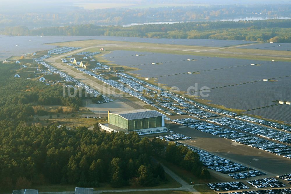 Neuhardenberg aus der Vogelperspektive: Neuwagenlager am Solarkraftwerk und Photovoltaik- Anlagen auf dem Flugplatz in Neuhardenberg im Bundesland Brandenburg, Deutschland