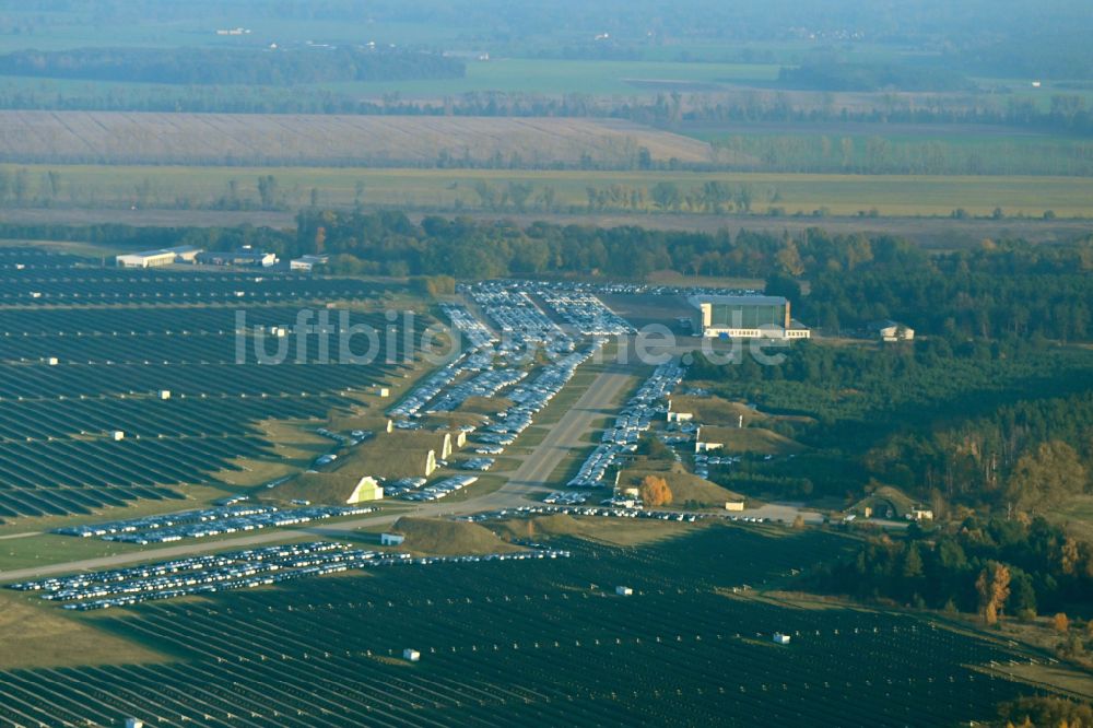 Luftbild Neuhardenberg - Neuwagenlager am Solarkraftwerk und Photovoltaik- Anlagen auf dem Flugplatz in Neuhardenberg im Bundesland Brandenburg, Deutschland