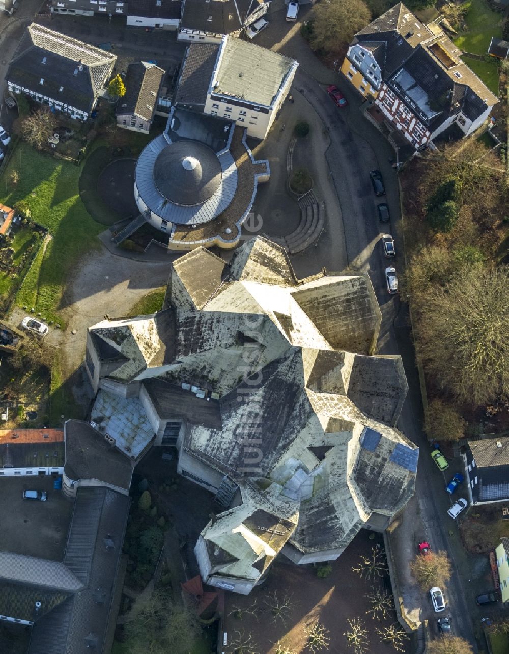 Velbert von oben - Neviges Mitte am bunkerartigen Mariendom aus Beton in Velbert im Ruhrgebiet im Bundesland Nordrhein-Westfalen NRW