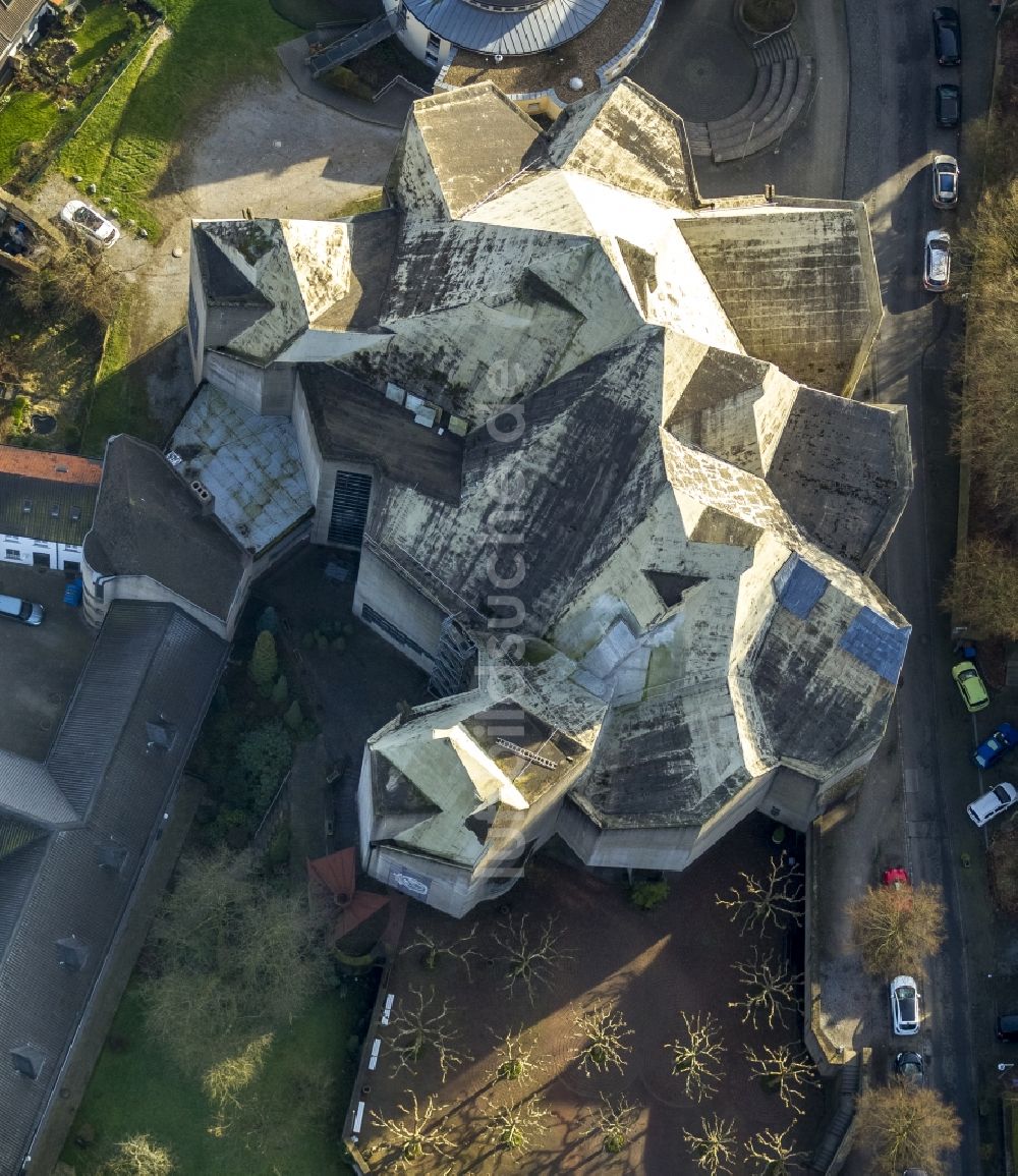 Velbert aus der Vogelperspektive: Neviges Mitte am bunkerartigen Mariendom aus Beton in Velbert im Ruhrgebiet im Bundesland Nordrhein-Westfalen NRW