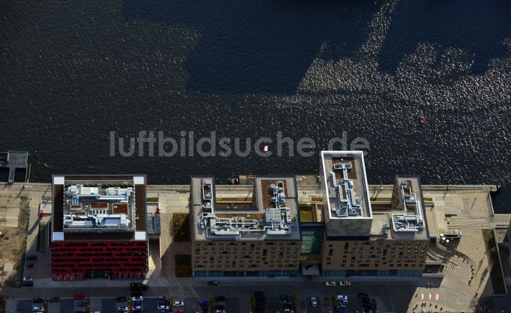 Berlin aus der Vogelperspektive: nhow Hotel und Bürogebäude Berliner Große Freiheit am Spree Ufer der Stralauer Allee in Berlin - Friedrichshain