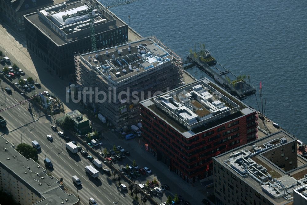 Luftbild Berlin - Nhow Hotel und Bürogebäude Berliner Große Freiheit am Spree Ufer der Stralauer Allee in Berlin - Friedrichshain