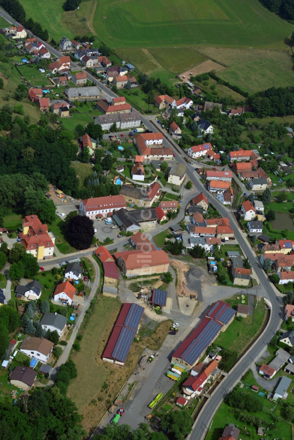 Luftaufnahme Niederndorf - Niederndorf mit Landstraße im Bundesland Thüringen.