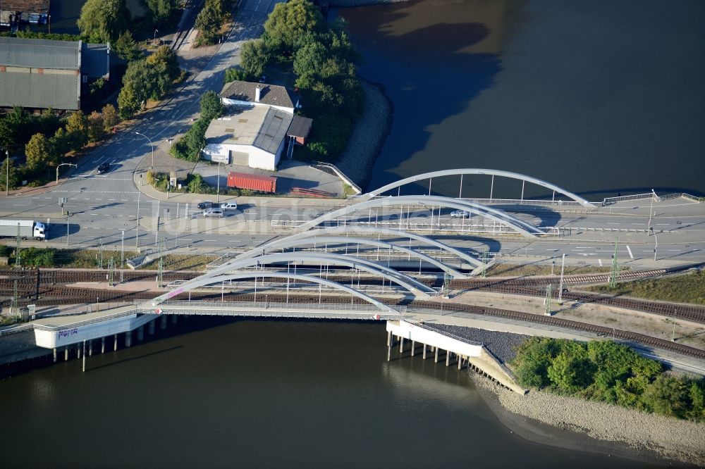 Luftaufnahme Hamburg - Niedernfelder Hafenbahnbrücke in Hamburg-Mitte / Kleiner Grasbrook