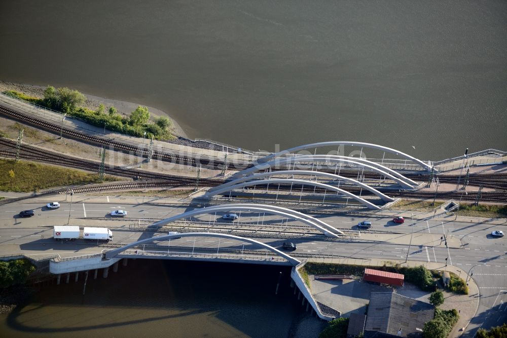 Hamburg von oben - Niedernfelder Hafenbahnbrücke in Hamburg-Mitte / Kleiner Grasbrook