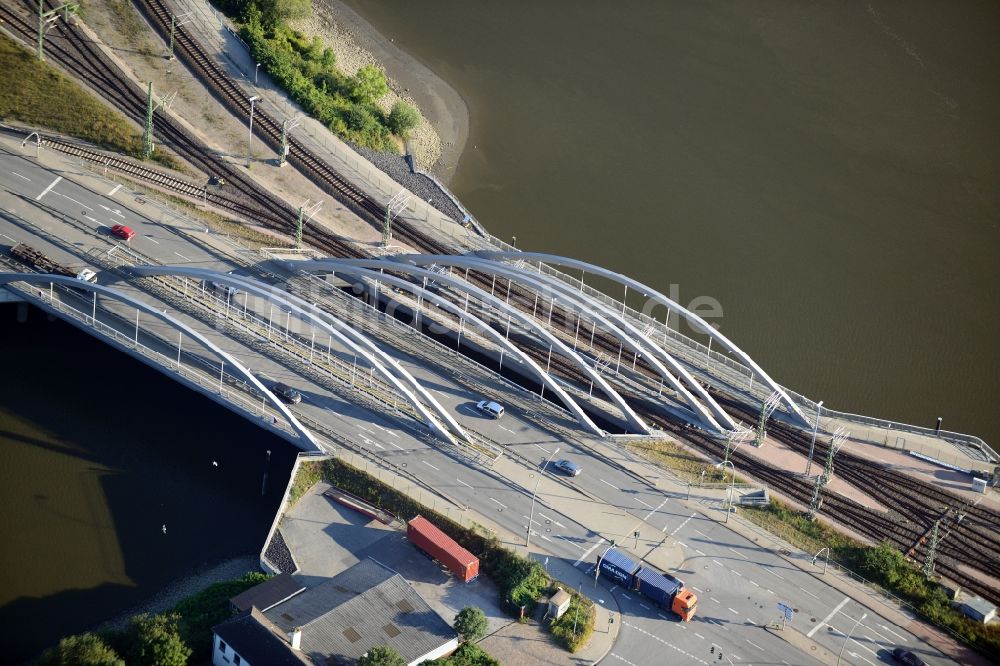 Hamburg aus der Vogelperspektive: Niedernfelder Hafenbahnbrücke in Hamburg-Mitte / Kleiner Grasbrook