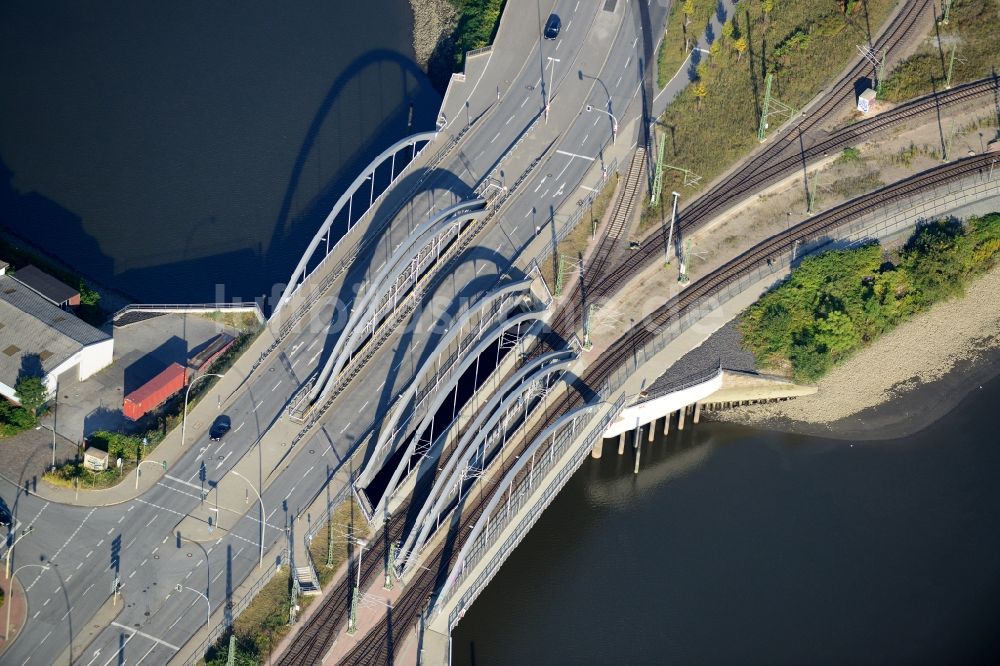 Luftbild Hamburg - Niedernfelder Hafenbahnbrücke in Hamburg-Mitte / Kleiner Grasbrook