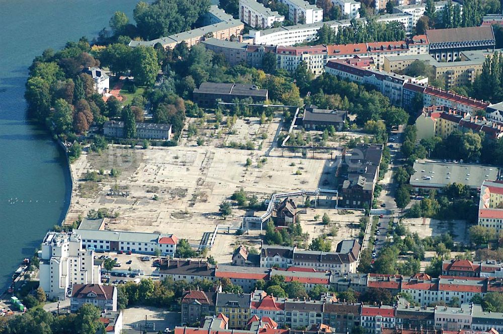 Luftbild Berlin / Teptow (Niederschöneweide) - Niederschöneweide in Treptow Berlin Industrieabrißfläche an der Spree