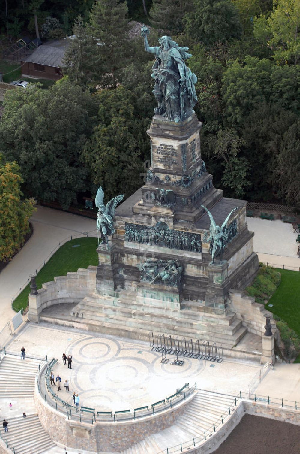 Rüdesheim am Rhein aus der Vogelperspektive: Niederwalddenkmal von Rüdeheim am Rhein in Hessen