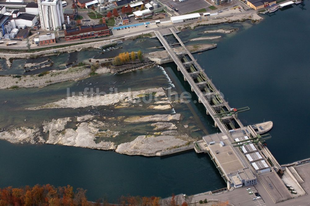 Luftaufnahme Rheinfelden (Baden) - Niedrigwasser am Wasserkraftwerk am Rhein in Rheinfelden (Baden) im Bundesland Baden-Württemberg