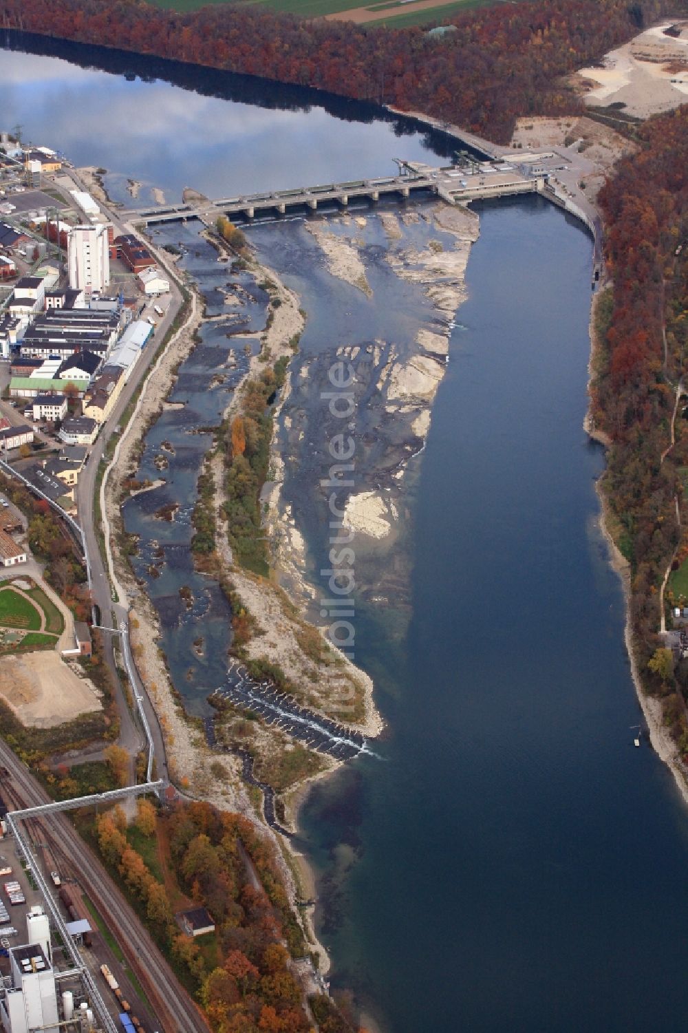 Rheinfelden (Baden) von oben - Niedrigwasser am Wasserkraftwerk am Rhein in Rheinfelden (Baden) im Bundesland Baden-Württemberg