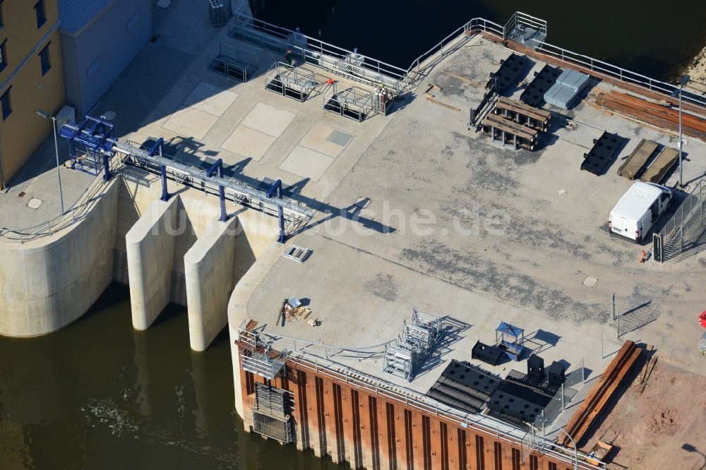 Magdeburg von oben - Niedrigwasserschleuse Magdeburg im Rothenseer Verbindungskanal in Sachsen-Anhalt