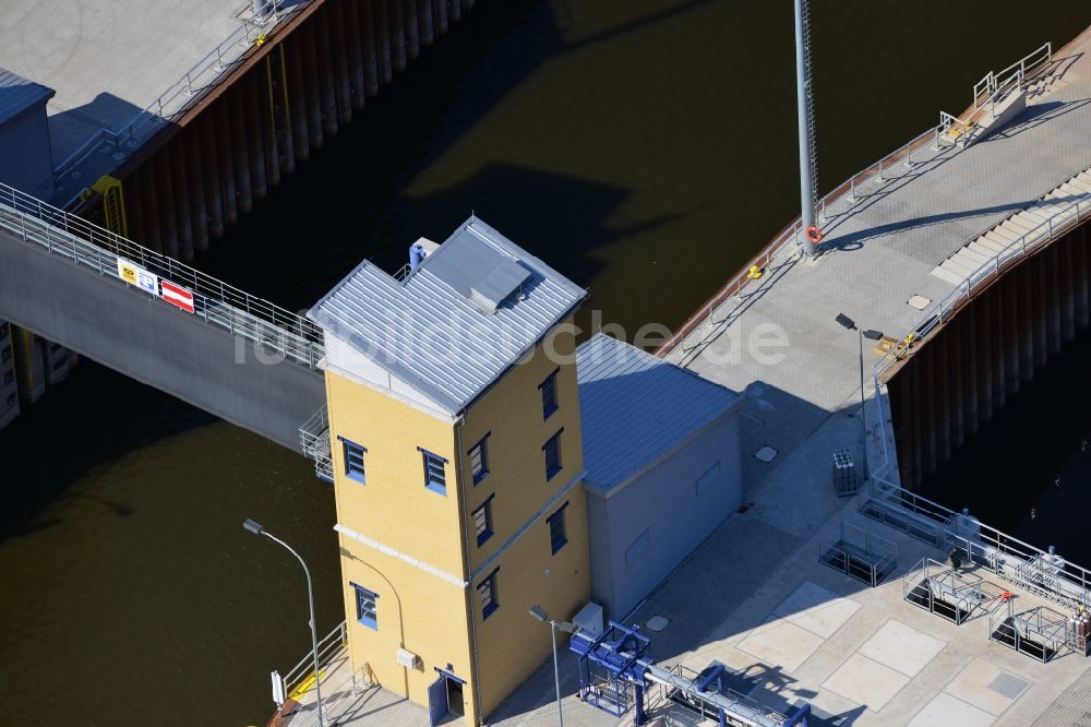 Magdeburg aus der Vogelperspektive: Niedrigwasserschleuse Magdeburg im Rothenseer Verbindungskanal in Sachsen-Anhalt