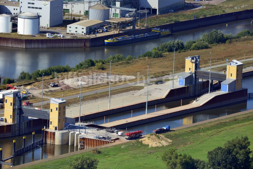 Magdeburg aus der Vogelperspektive: Niedrigwasserschleuse Magdeburg im Rothenseer Verbindungskanal in Sachsen-Anhalt