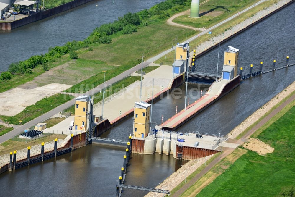 Magdeburg von oben - Niedrigwasserschleuse Magdeburg im Rothenseer Verbindungskanal in Sachsen-Anhalt