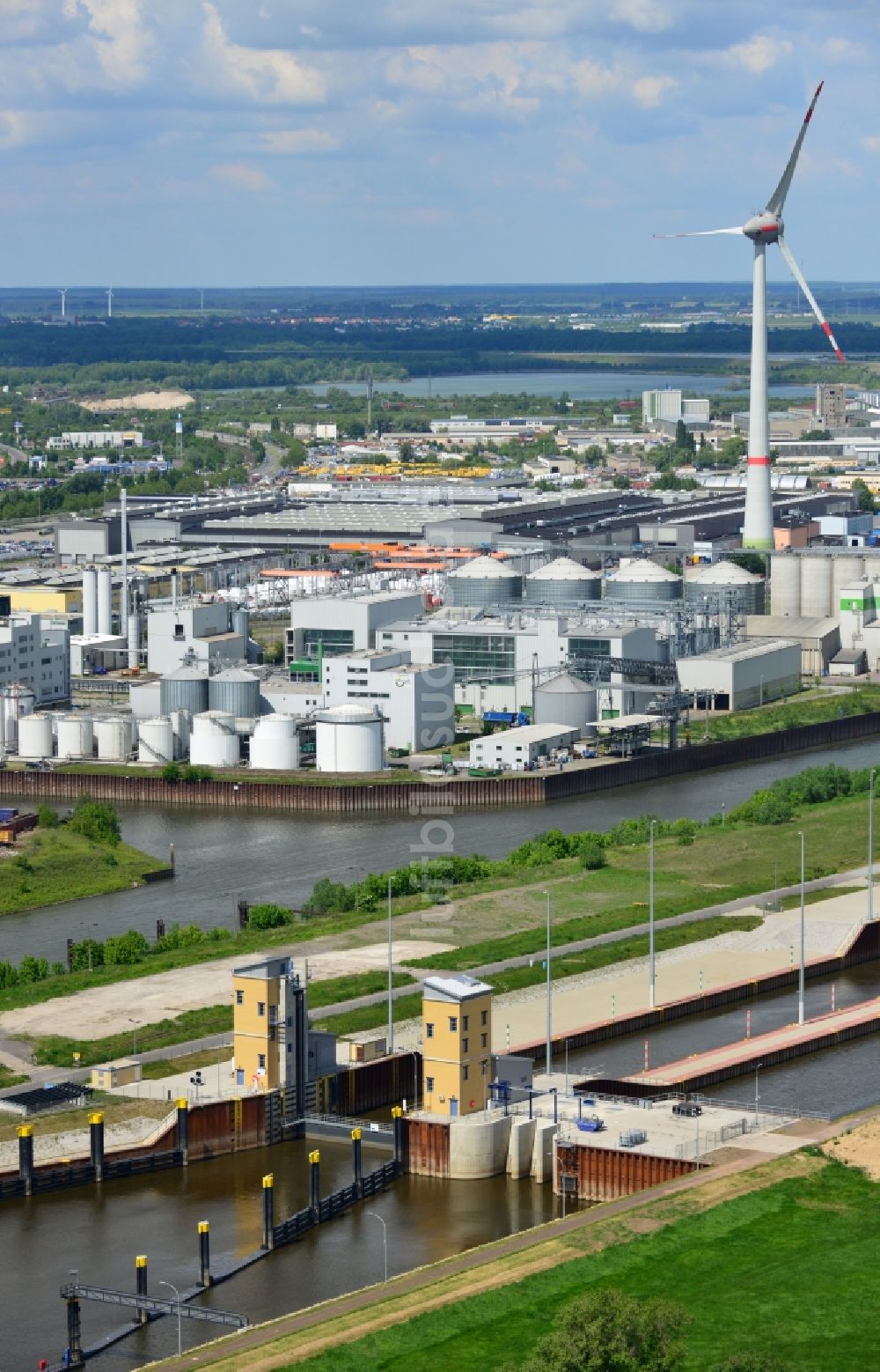 Magdeburg von oben - Niedrigwasserschleuse Magdeburg im Rothenseer Verbindungskanal in Sachsen-Anhalt