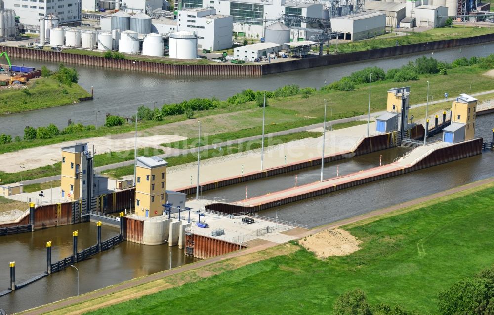 Magdeburg aus der Vogelperspektive: Niedrigwasserschleuse Magdeburg im Rothenseer Verbindungskanal in Sachsen-Anhalt