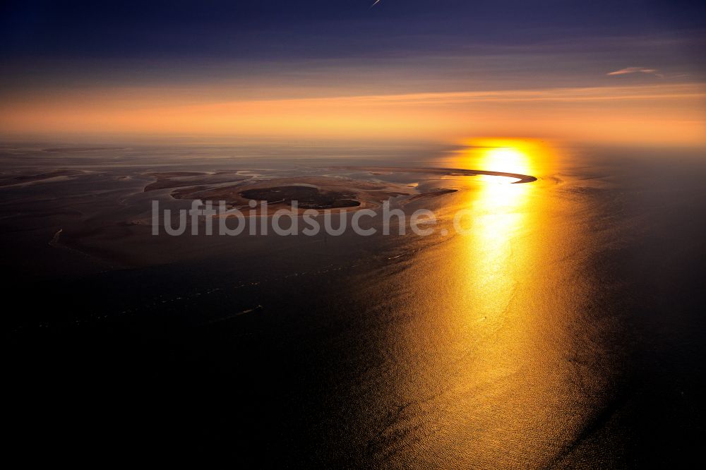 Nigehörn aus der Vogelperspektive: Nigehörn und Scharhörn im Sonnenuntergang in der Nordsee im Wattenmeer vor Cuxhaven im Bundesland Hamburg, Deutschland