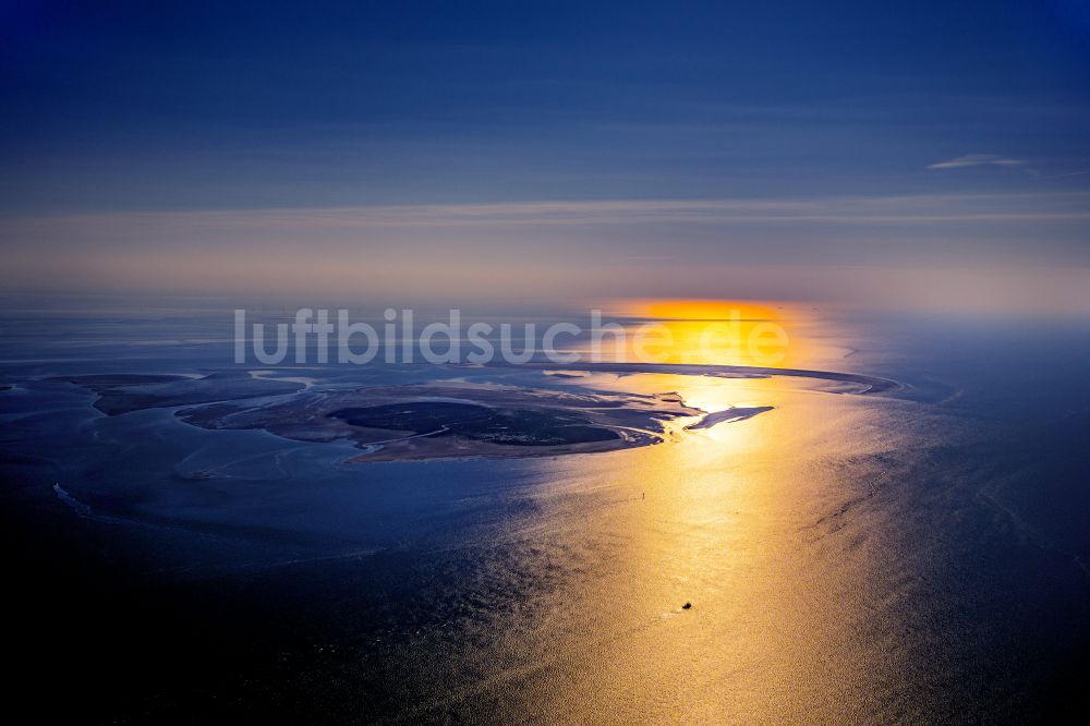 Luftaufnahme Nigehörn - Nigehörn und Scharhörn im Sonnenuntergang in der Nordsee im Wattenmeer vor Cuxhaven im Bundesland Hamburg, Deutschland