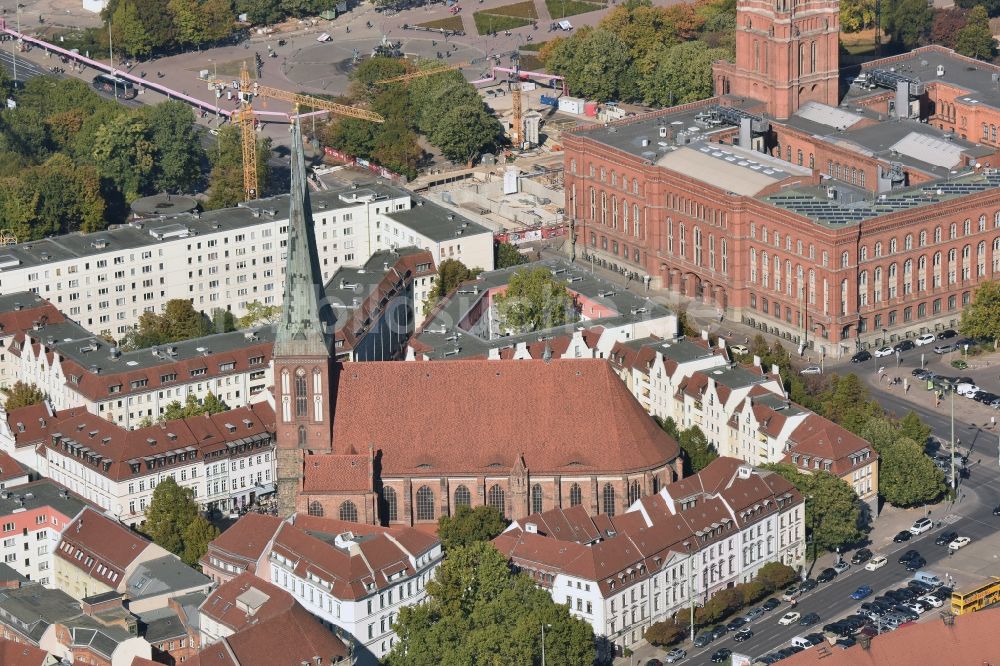 Luftbild Berlin - Nikolaikirche und Ansicht des Nikolaiviertels im Ortsteil Mitte in Berlin